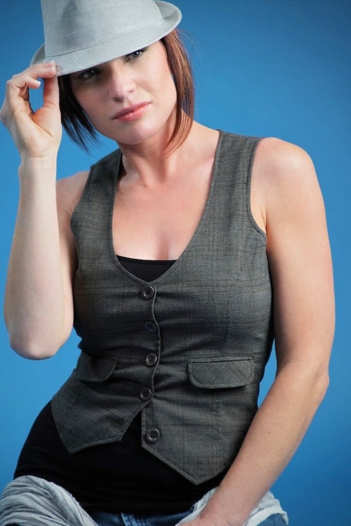 femme au chapeau gris