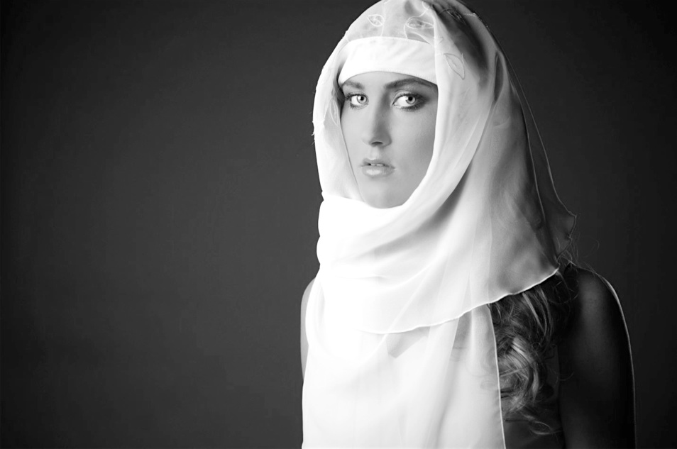 femme voilé en studio