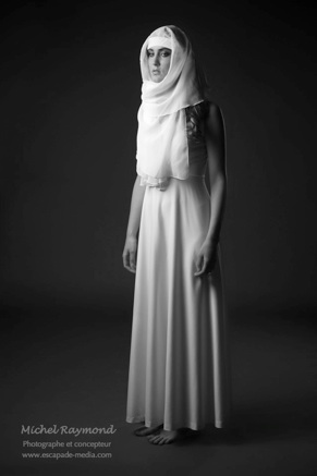 femme avec voila blanc