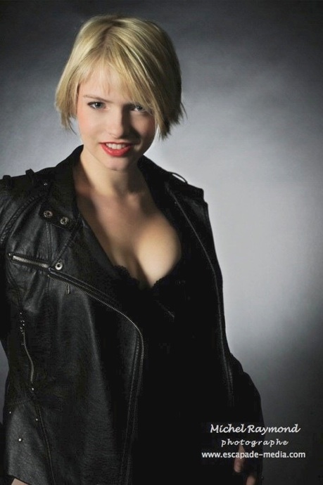 magnifique sourire d'une belle femme blonde