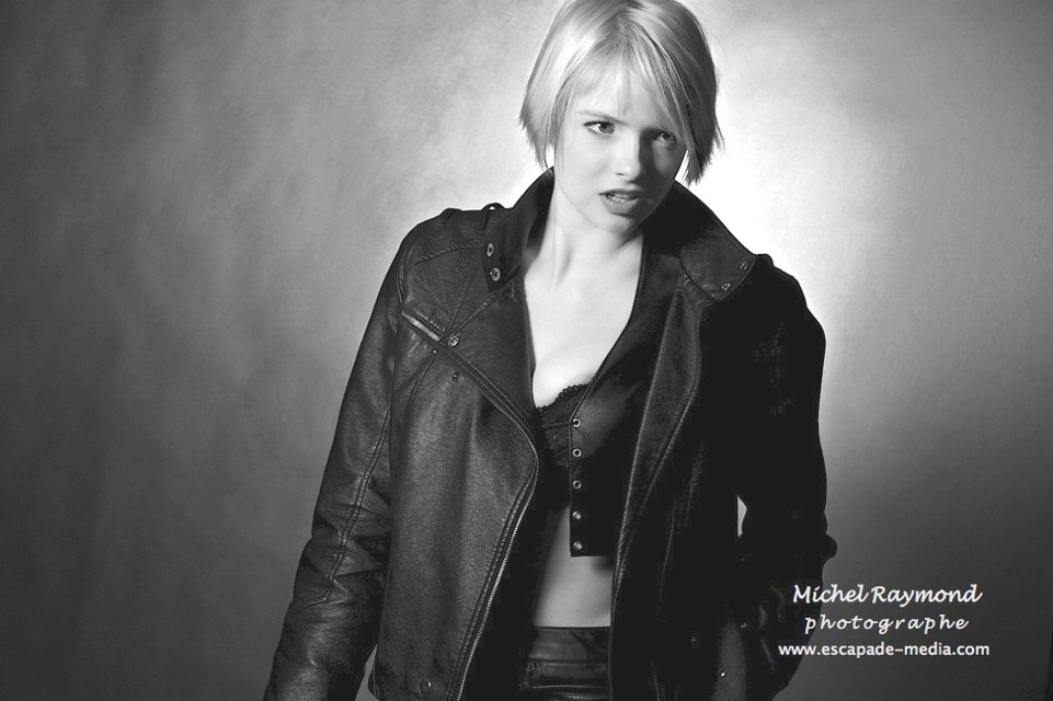 shooting femme manteau cuir noir et blanc