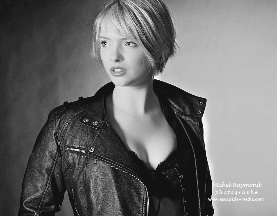 belle femme blonde en studio avec manteau de cuir