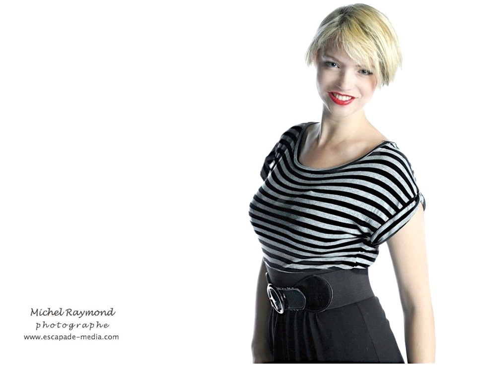 belle femme blonde en shooting studio saint-jean-sur-richelieu