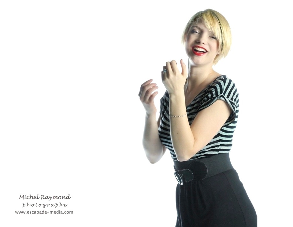 femme blonde éclat de rire