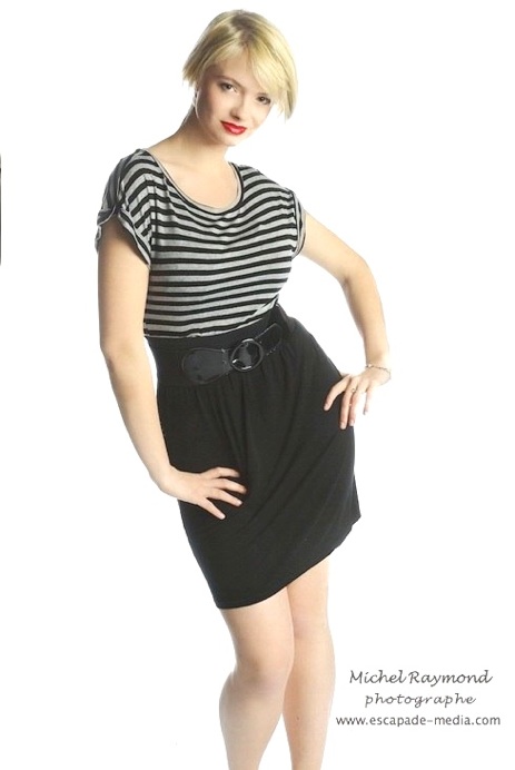 femme blonde coquinne