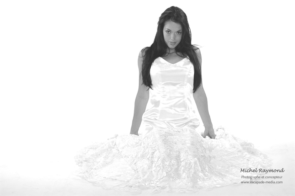 séance photo studio avec femme robe blanche