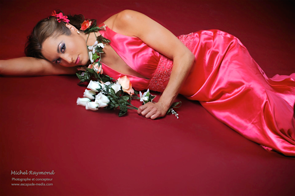 femme sexy couché au sol robe rouge et fleurs