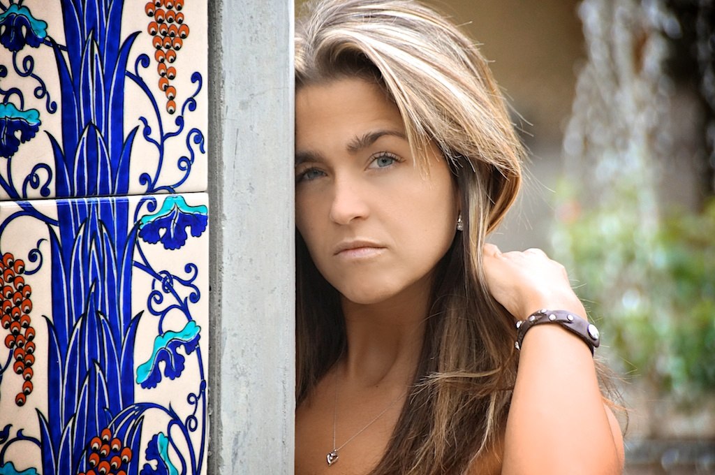 blonde shooting debvant mosaîque