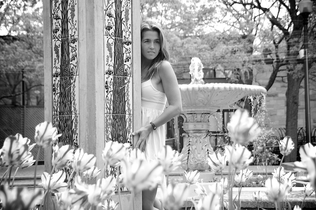 shooting femme mosaique et fleur du jardin