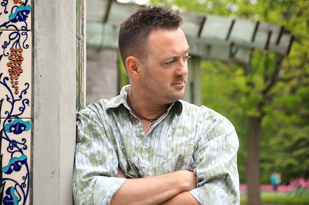 Yanick devant les mosaïque