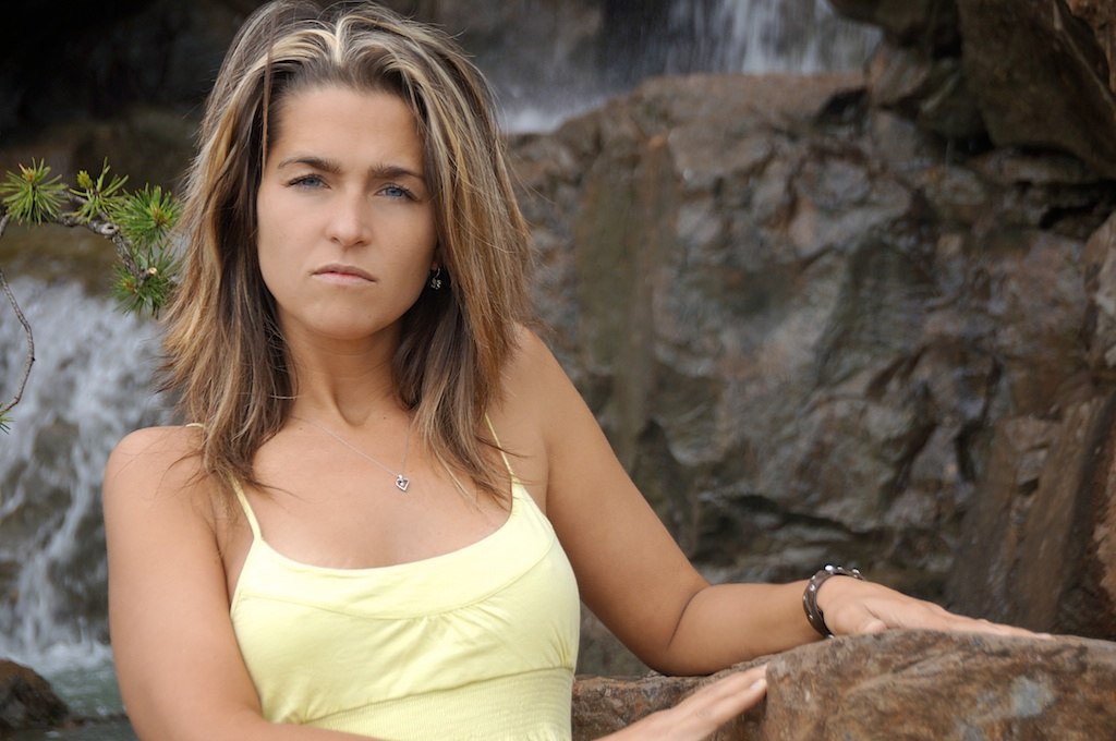 belle femme blonde prêt de la chute