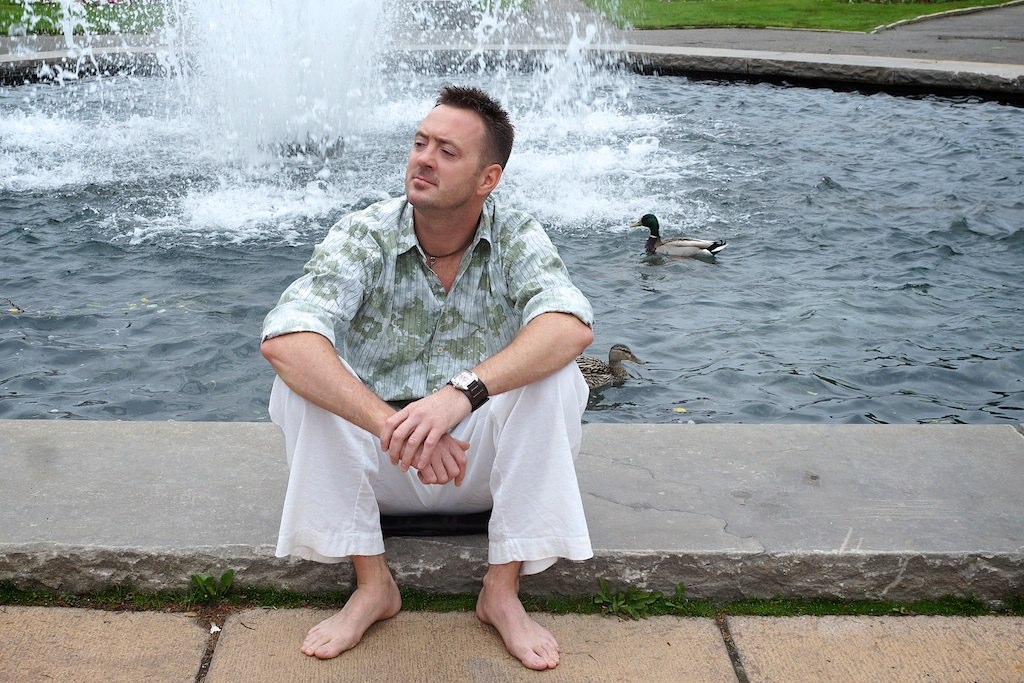 homme prêt fontaine et canard