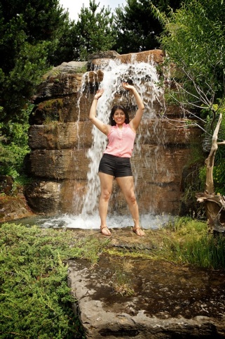 femme latino debour à la chute du jardin alpine