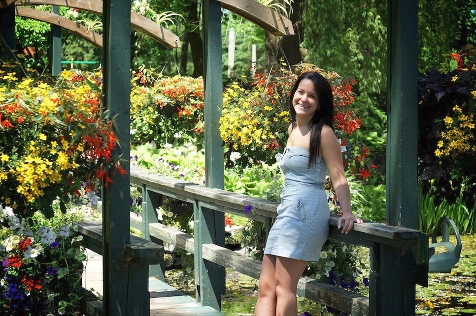 érika près des fleurs