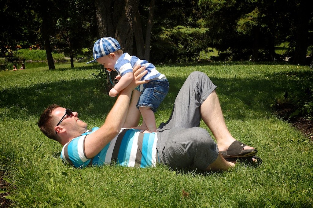 papa joeu avec son enfant