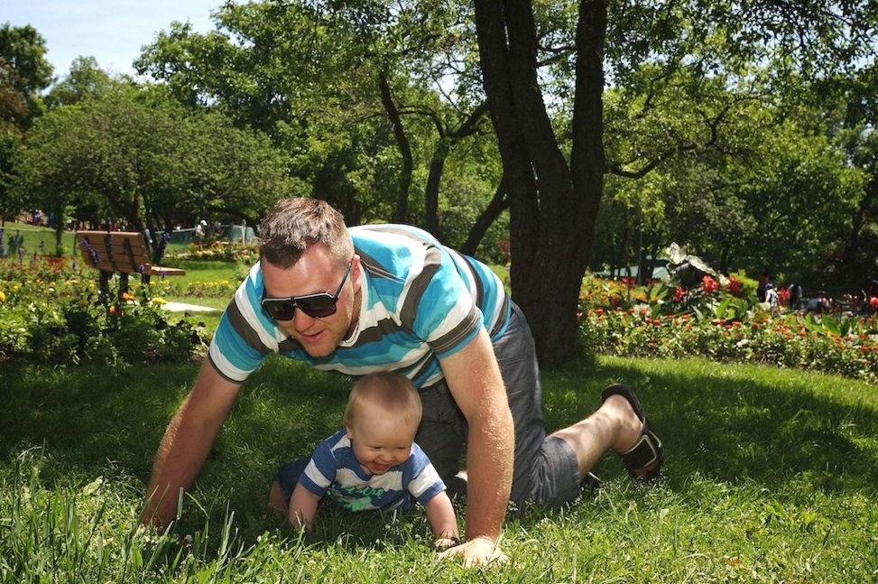 papa s'amuse  avec son enfant dans le gazon