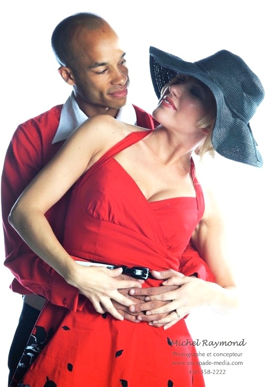 photo couple avec robe et chandail rouge