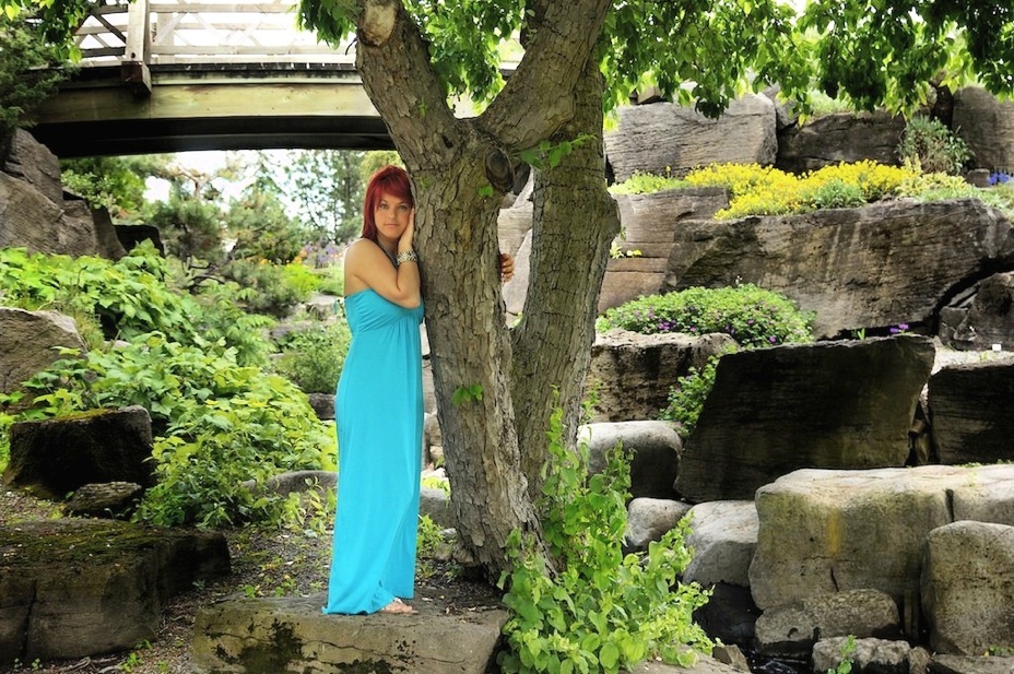 femme cheveux rouge près arbbre du jardin botanique