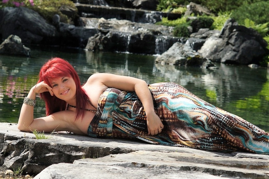 femme cheveux rouge  au jardin japonais montreal