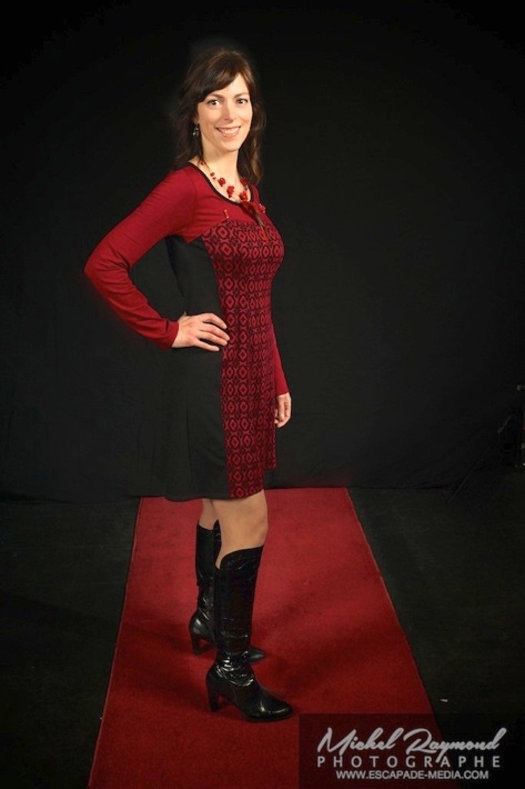femme robe rouge tapis rouge