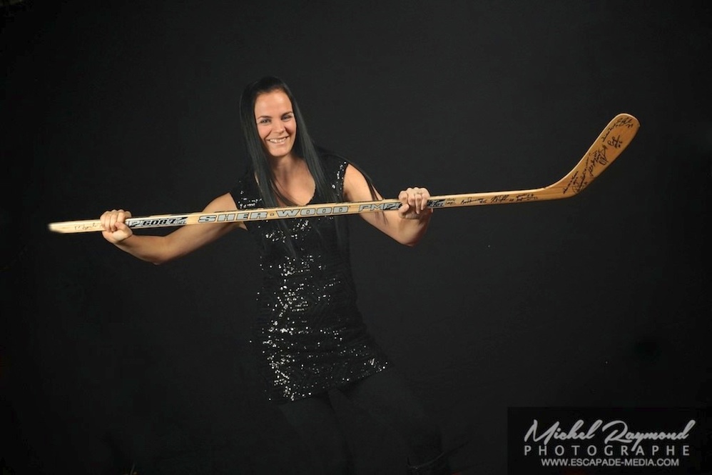femme  avec baton hockey