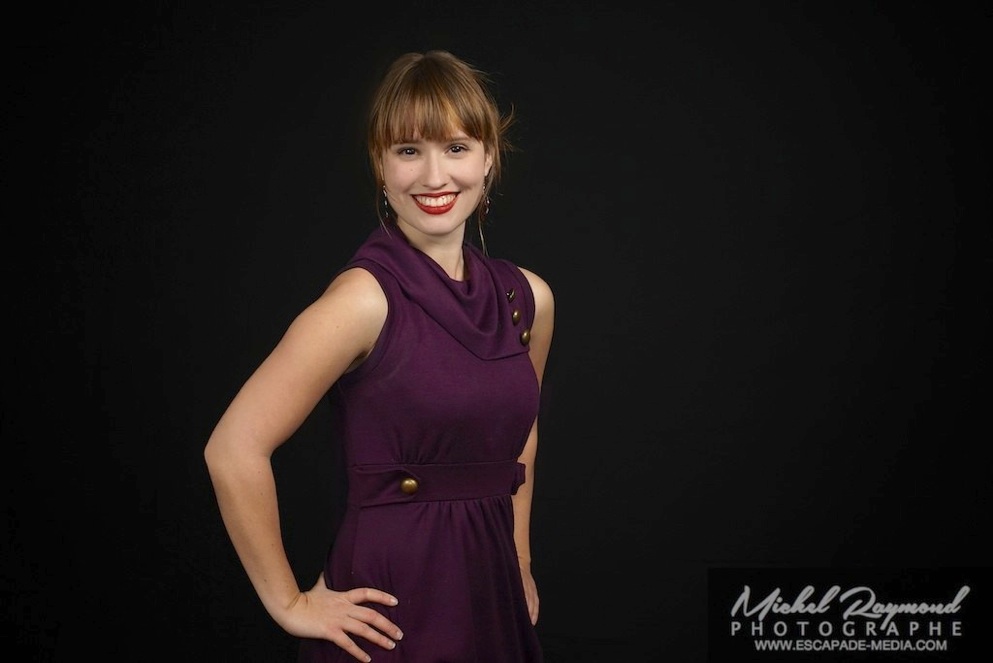 belle femme rousse en studio