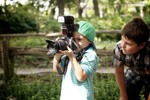 jeune-photographe-au-centre-de-la-nature-de-laval