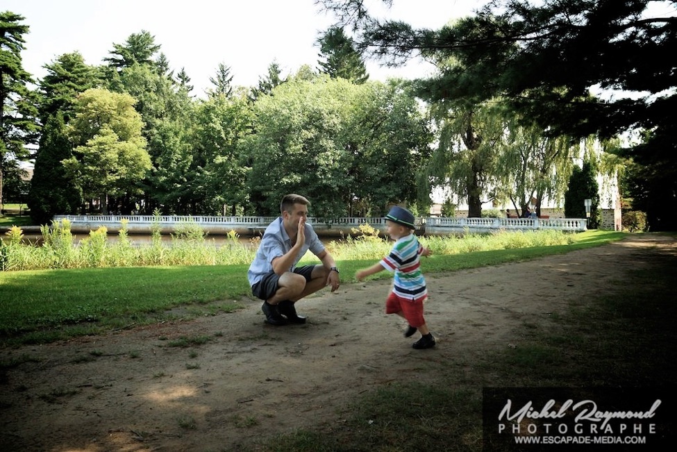 photo papa et fils près du lac