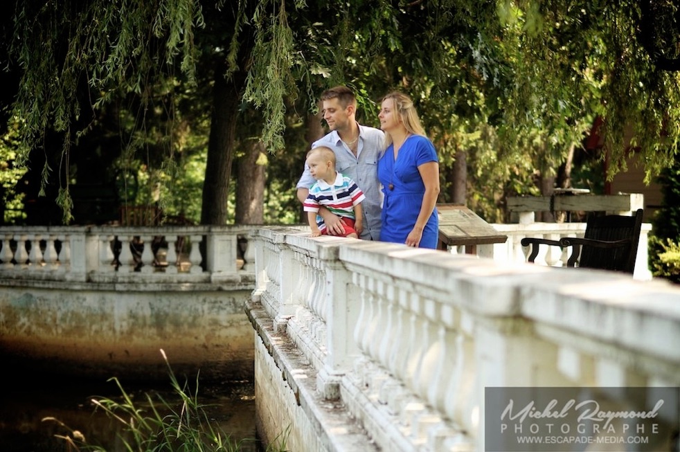 phographie en famille devant le lac du moulin seigneurial à trois rivières