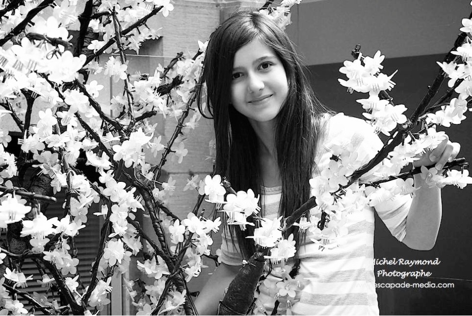 photo portrait devant arbre de fleur de cristale