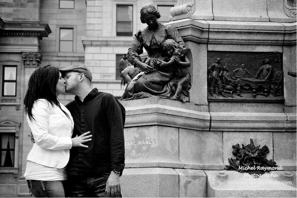 couple s'embrasse à la place Jacques Cartier