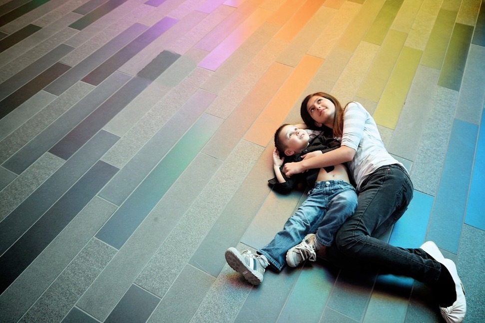 frère et soeur photographier au sol coloré du palais des congrès de Montréal