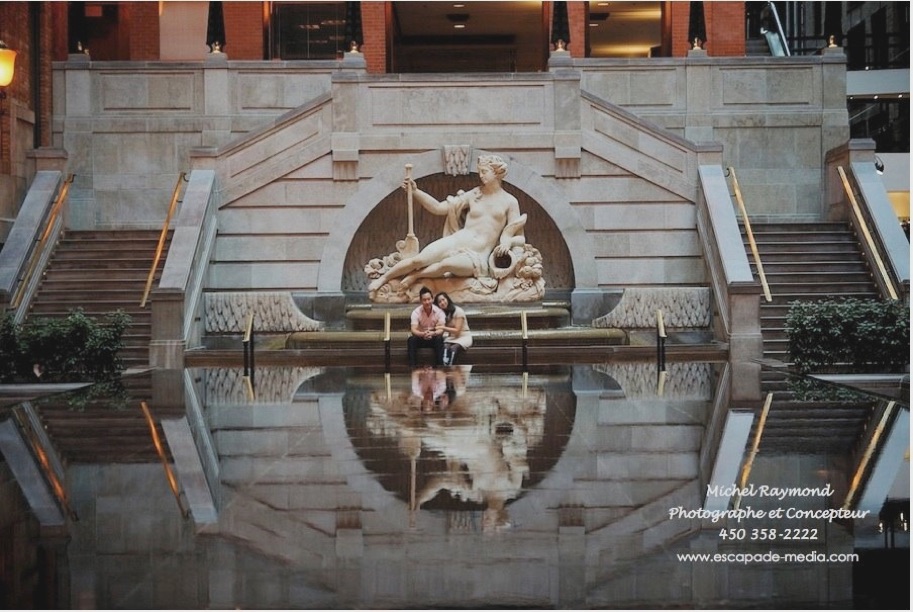 couple amoureux devant d’Amphitrite, épouse de Poséidon et lla fontaine en marbre noir