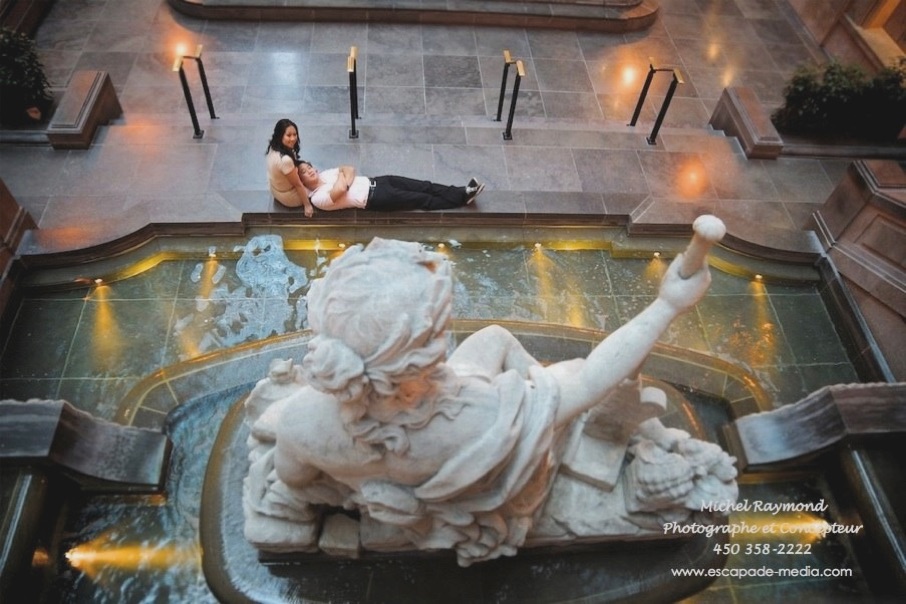 photo avec Thi et Joey avec la statue d’Amphitrite, épouse de Poséidon 