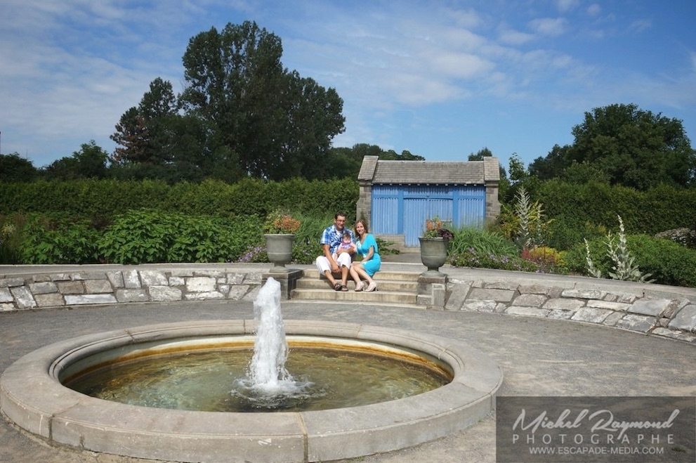 photo en famille devant la fontaine et cabane bleu
