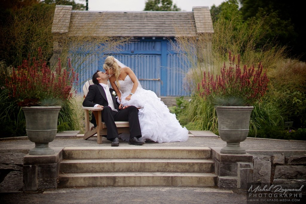 couple-marie-embrasse