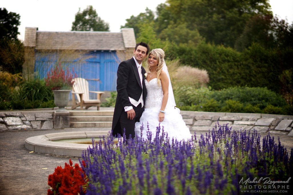 couple-marie-jardin-maison-bleu
