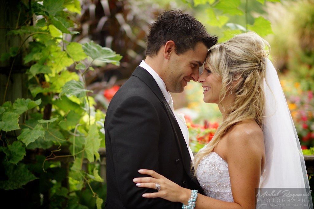 couple-marie-amoureux-au-jardin