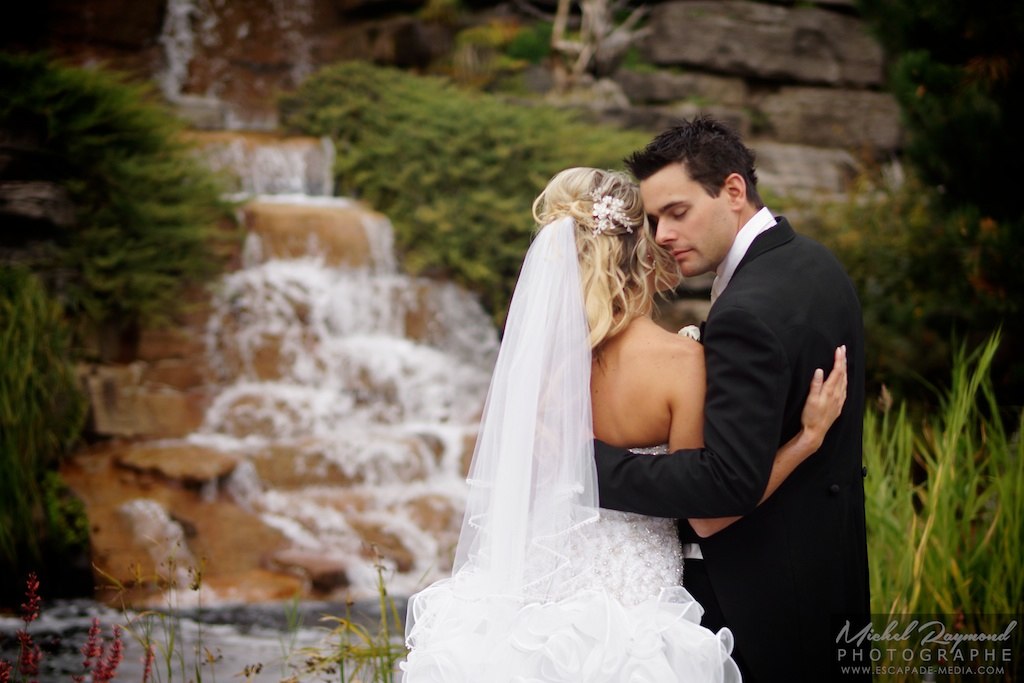 couple-marié-devant-la-chute-du-jardin-de-montreal
