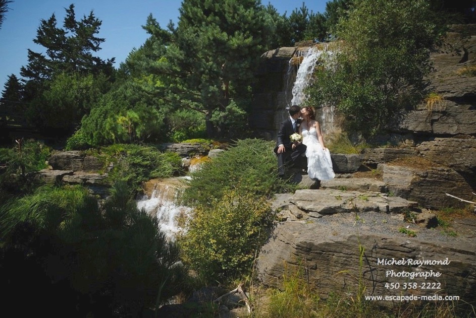 mari&eacute;s amoureux devant la chute