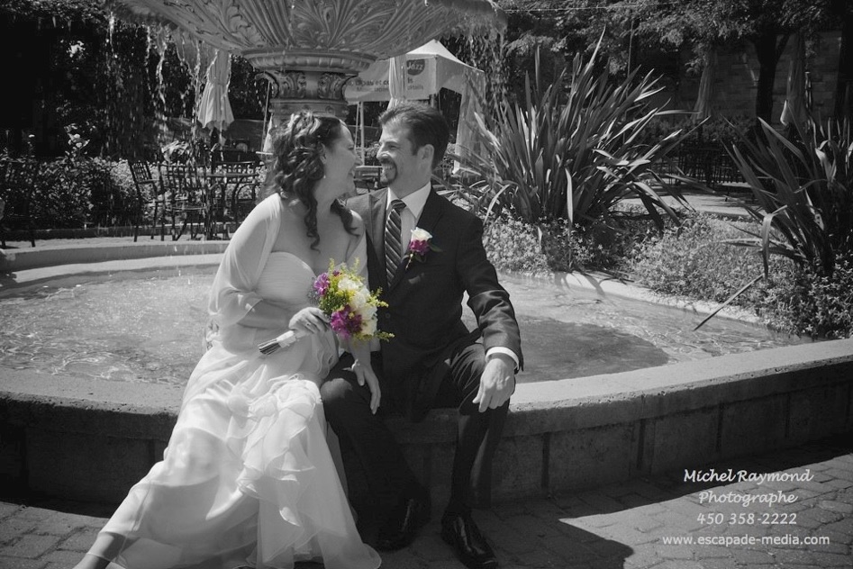 photo couple marié en noir et blanc devant la fontaine