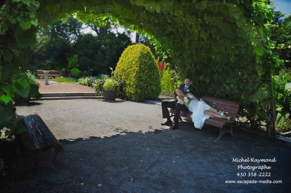 la mari&eacute;e coucher sur son &eacute;poux dans les vignes