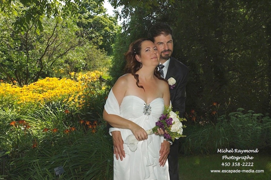 photo des maries  pr&egrave;s du jardin enchanteur