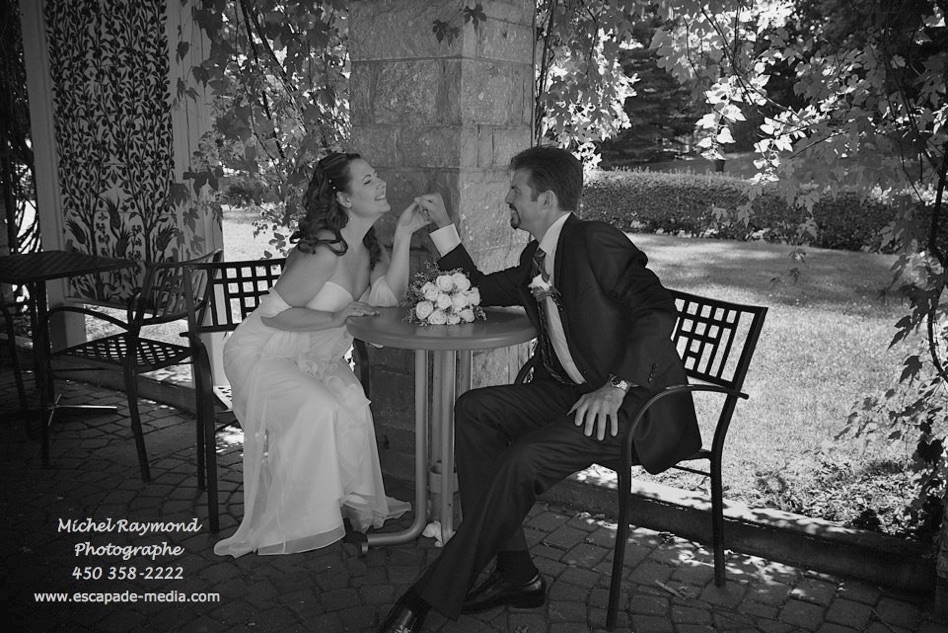 couple de mari&eacute; amoureux dans le jardin de la fontaine d'or