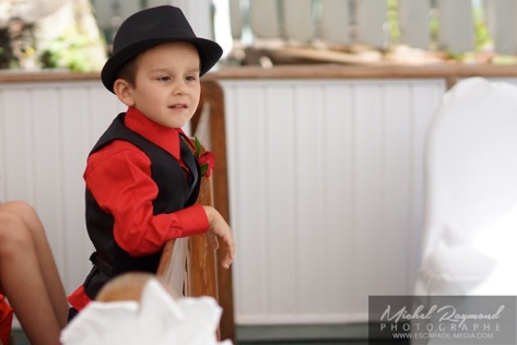 le petit fils regarde ses parents se marié à la chapelle de la Champenoise