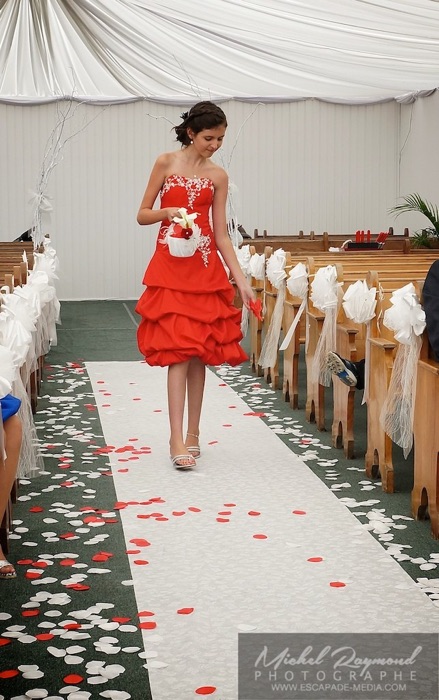 la première bouquettière à la chapelle