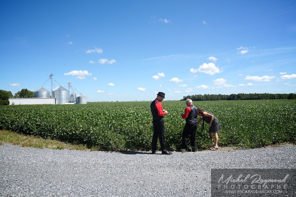 futur marié avec parent à la campagne