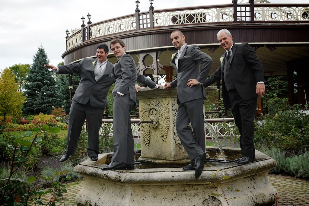 Les hommes d'honneur et le marié Roger sur la fontaine du Chateau Saint-Antoine