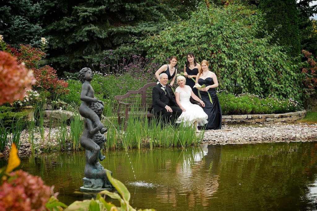 mariés et demoiselles d'honneur au jardin