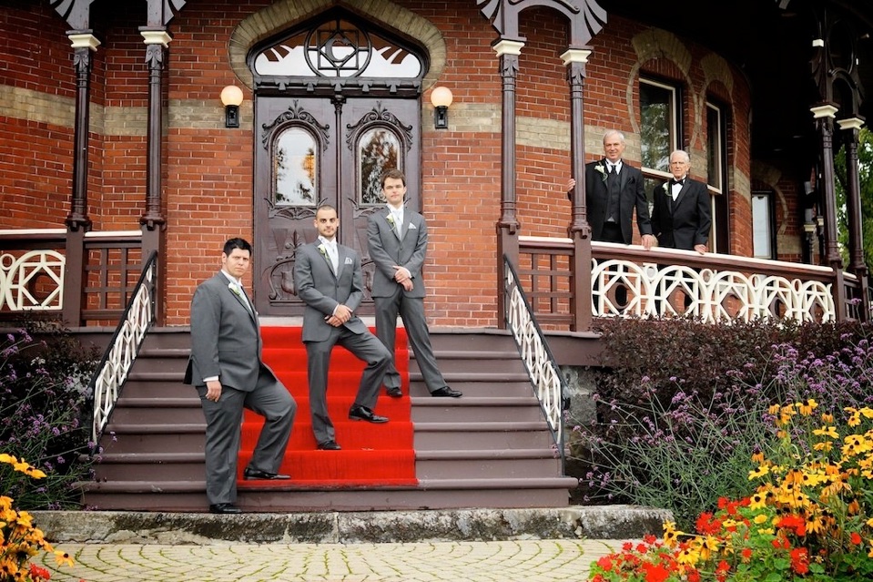 les hommes d'honneur, le père et le marié Roger devant le Chateau saint-Antoine